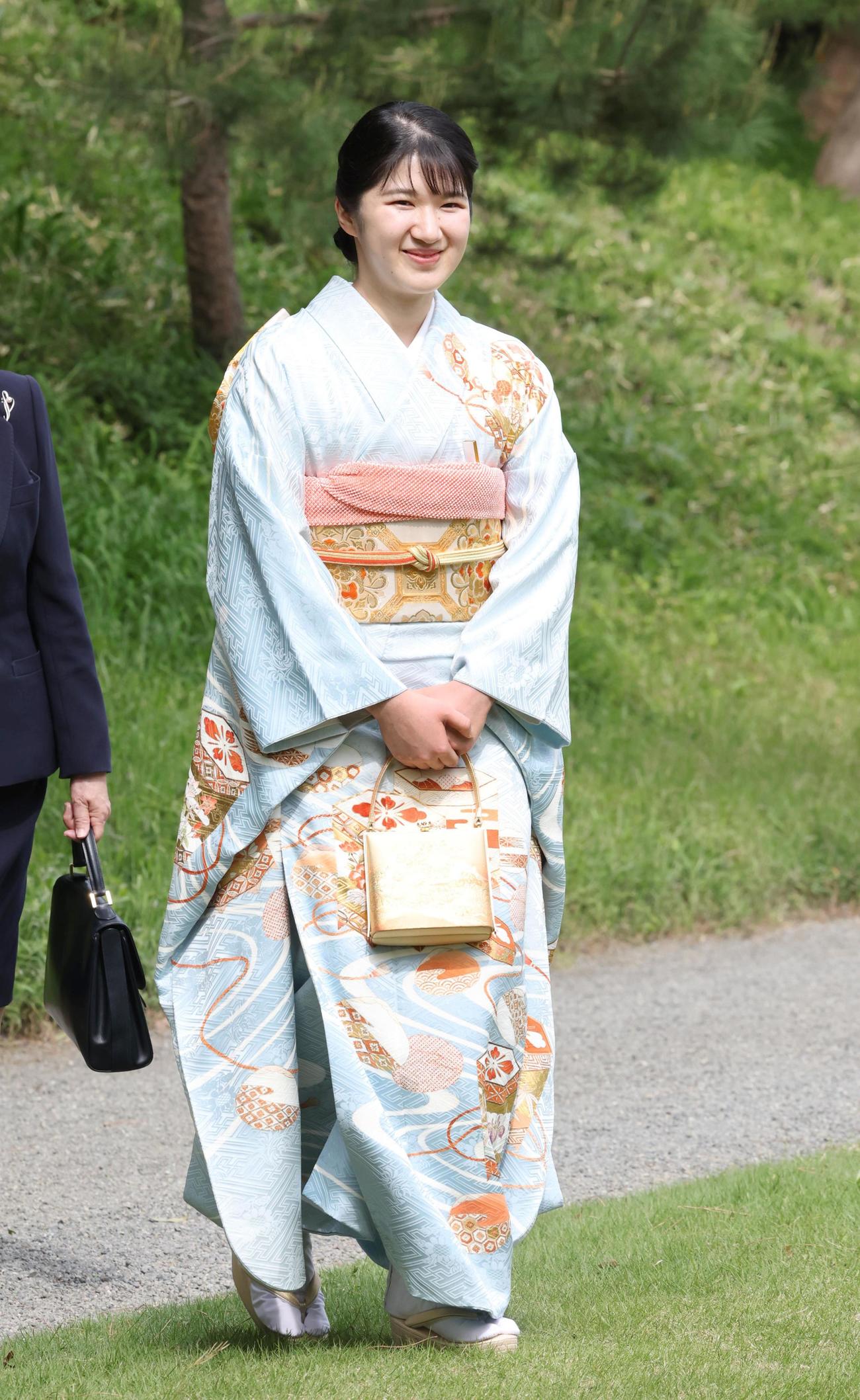 春の園遊会に臨まれる天皇、皇后両陛下の長女愛子さま（共同）