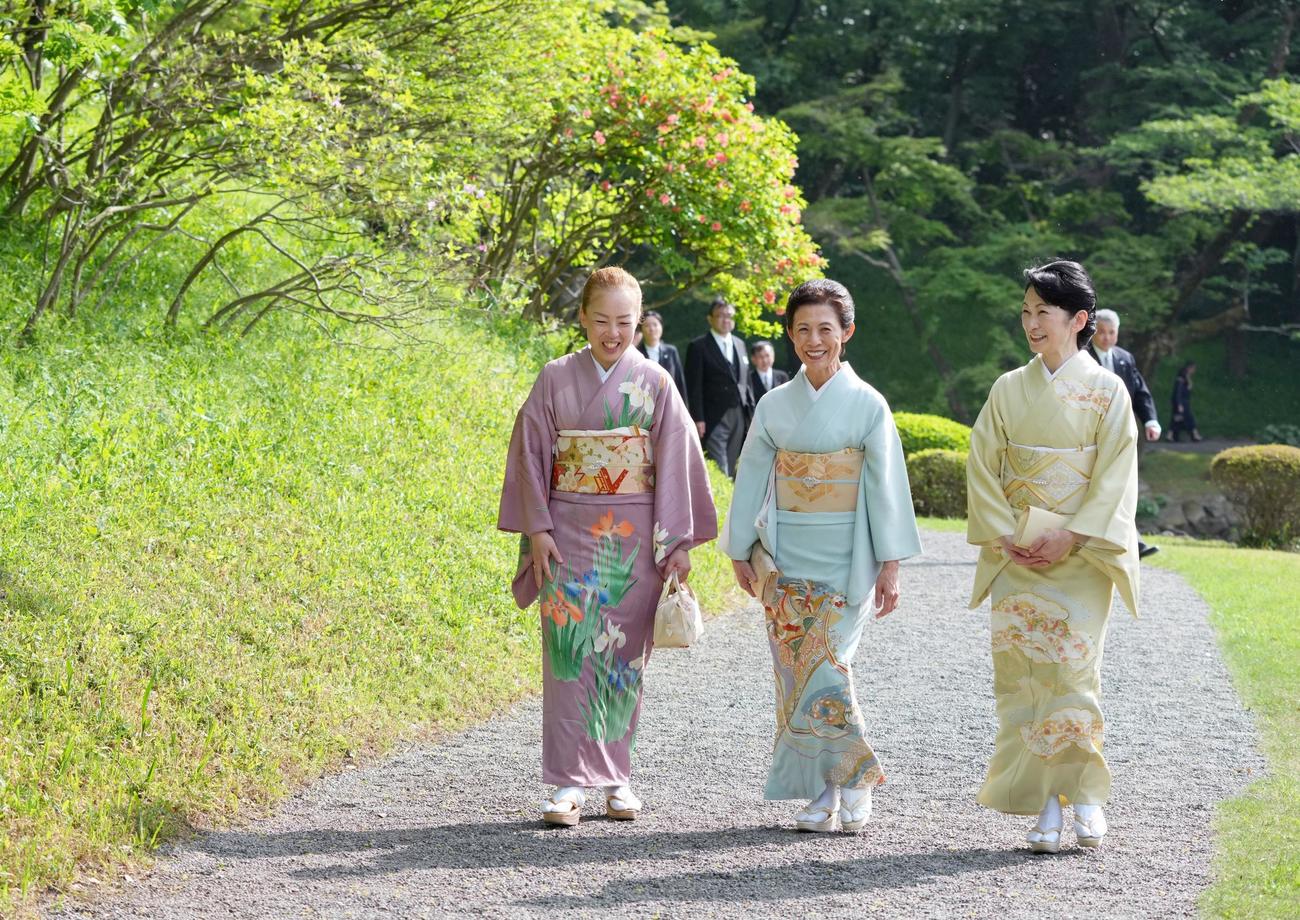 春の園遊会に臨まれる秋篠宮妃紀子さま、高円宮妃久子さま、三笠宮家の瑶子さま＝22日午後、東京・元赤坂の赤坂御苑（代表撮影）