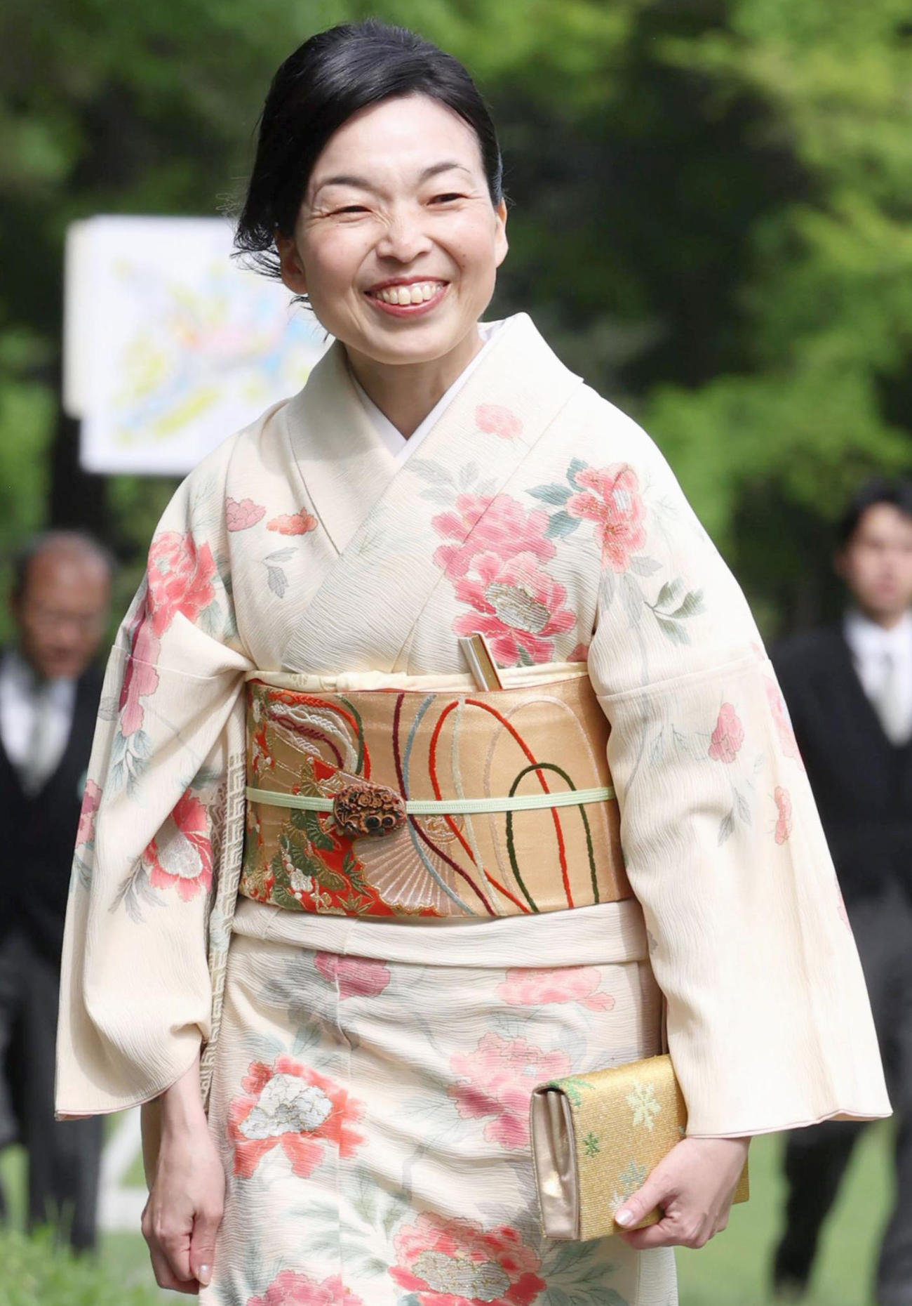 春の園遊会に臨まれる三笠宮家の彬子さま＝22日午後、東京・元赤坂の赤坂御苑（代表撮影）