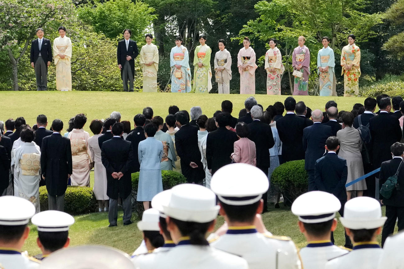 天皇皇后両陛下と他の皇族方が東京の赤坂離宮皇居庭園で行われた春の園遊会に出席された（ロイター）