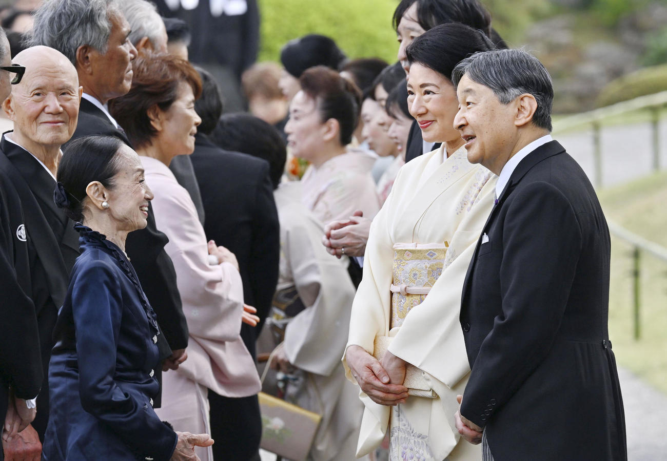 春の園遊会で招待客と言葉を交わされる天皇、皇后両陛下（共同）
