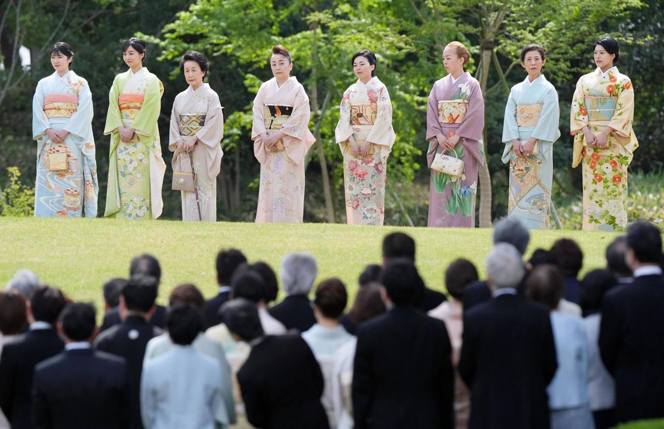 春の園遊会に臨まれる天皇、皇后両陛下の長女愛子さまら皇族＝22日午後、東京・元赤坂の赤坂御苑（代表撮影）