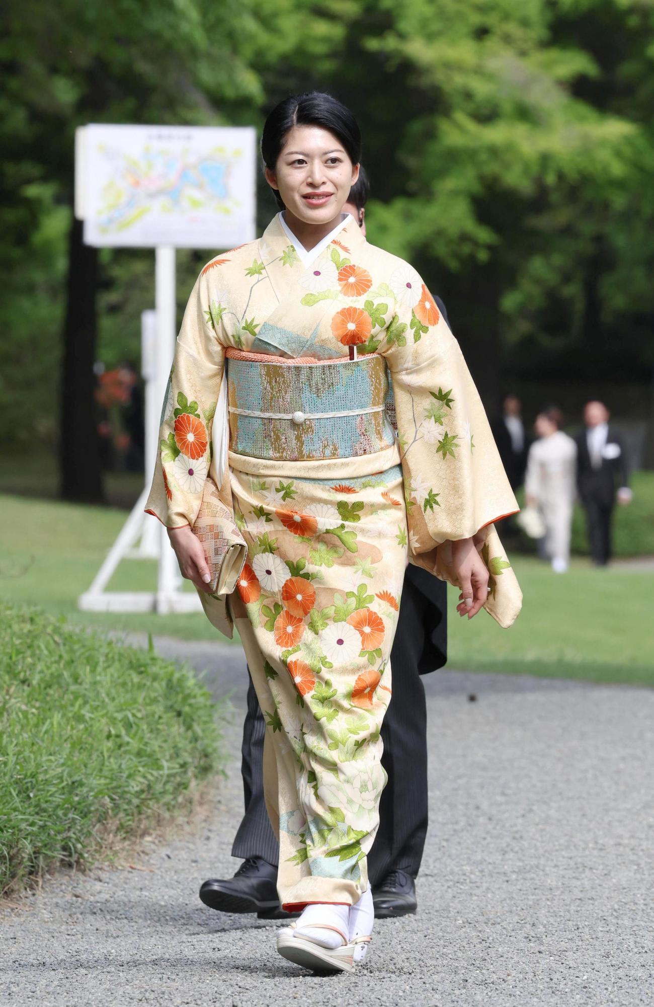 春の園遊会に臨まれる高円宮家の長女承子さま＝22日午後、東京・元赤坂の赤坂御苑（代表撮影）