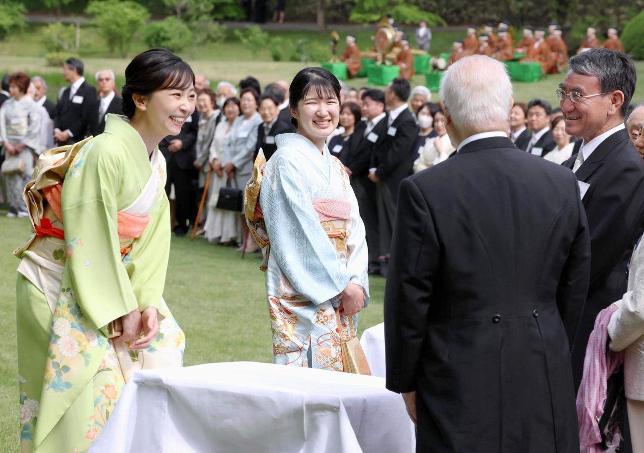 春の園遊会で招待者と懇談される天皇、皇后両陛下の長女愛子さまと秋篠宮家の次女佳子さま（共同）