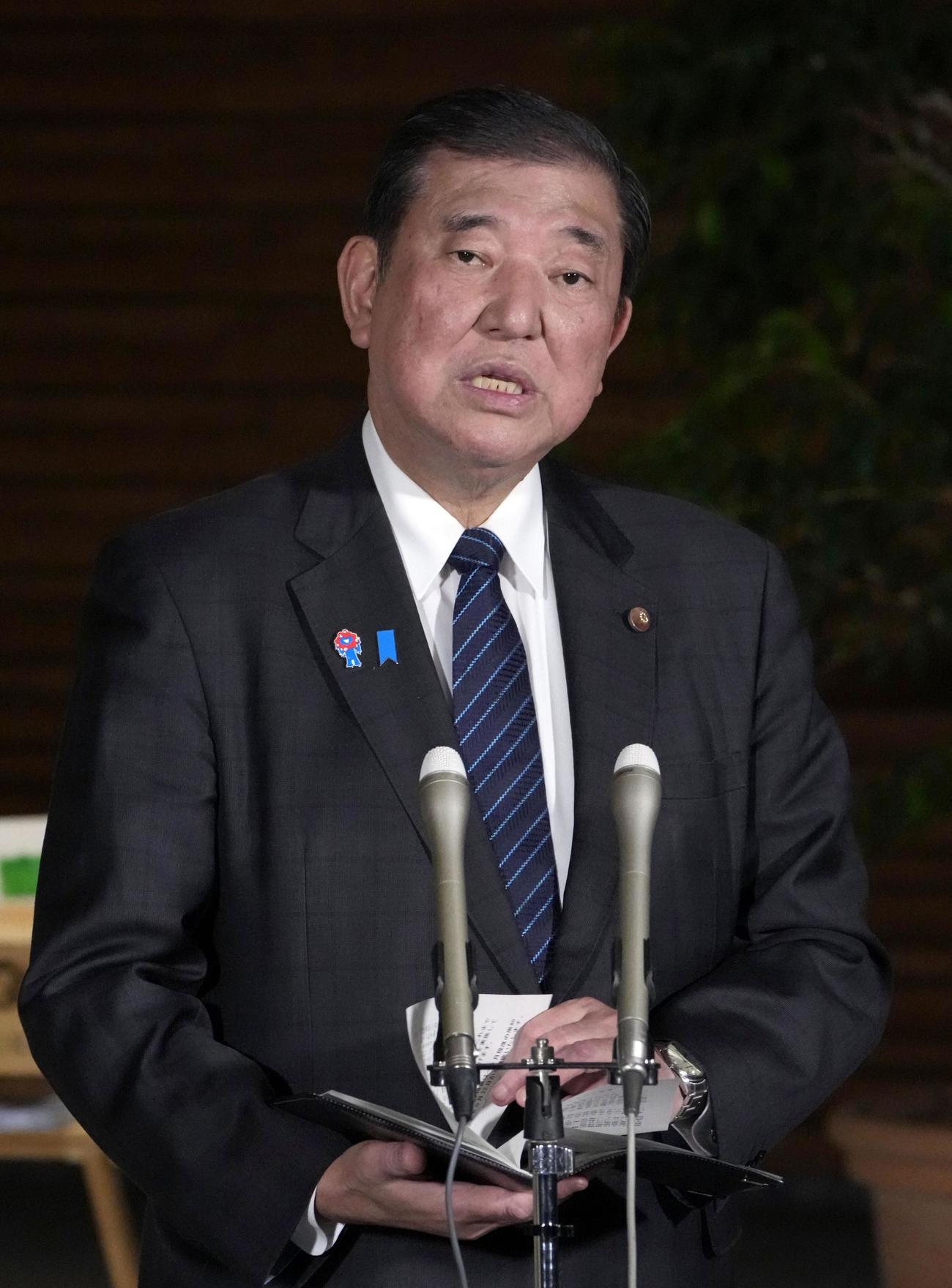 ガソリン価格の定額引き下げを記者団に表明した石破首相（共同）