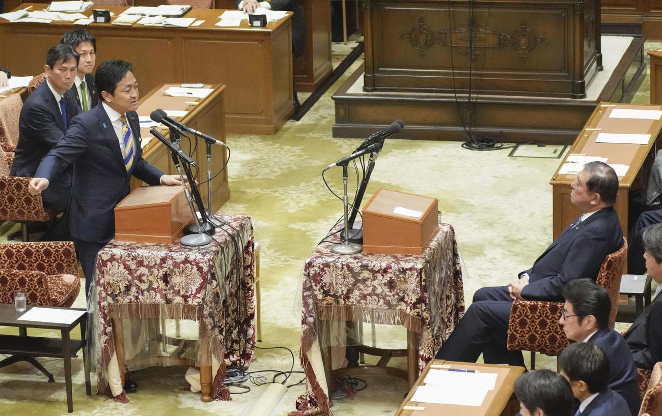 党首討論で石破首相（右奥）に質問する国民民主党の玉木代表（共同）