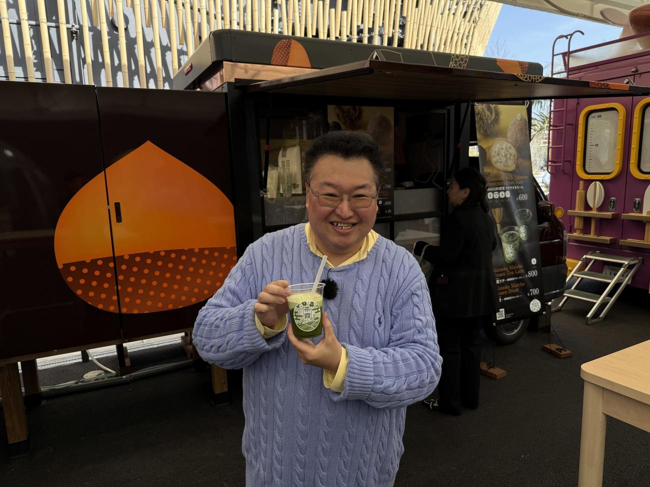 万博に出展した春華堂で、静岡抹茶を使ったフローズンドリンクに舌鼓を打つ鳥海高太朗氏