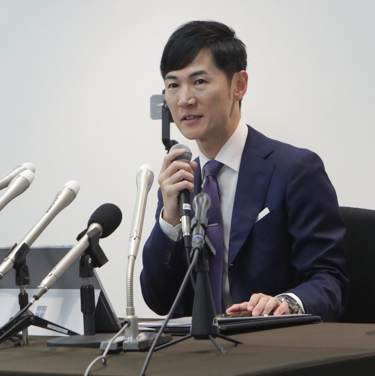地域政党「再生の道」の会見に出席する石丸伸二氏