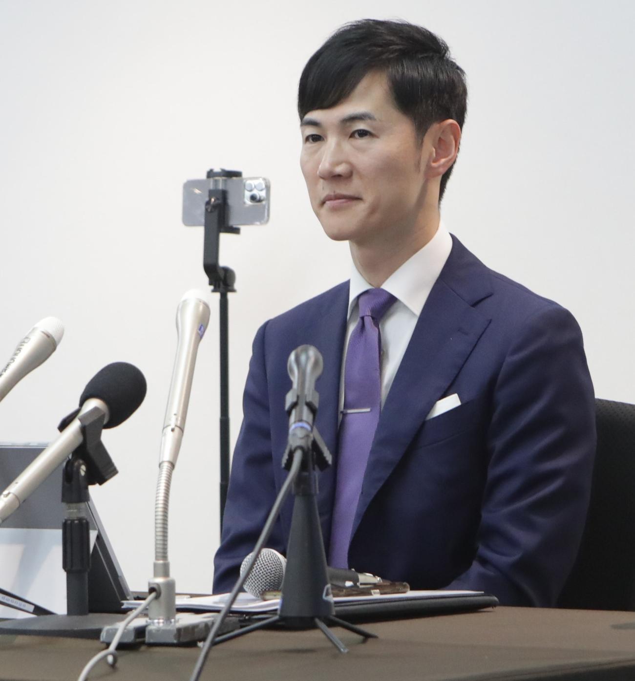 地域政党「再生の道」の会見に出席する石丸伸二氏