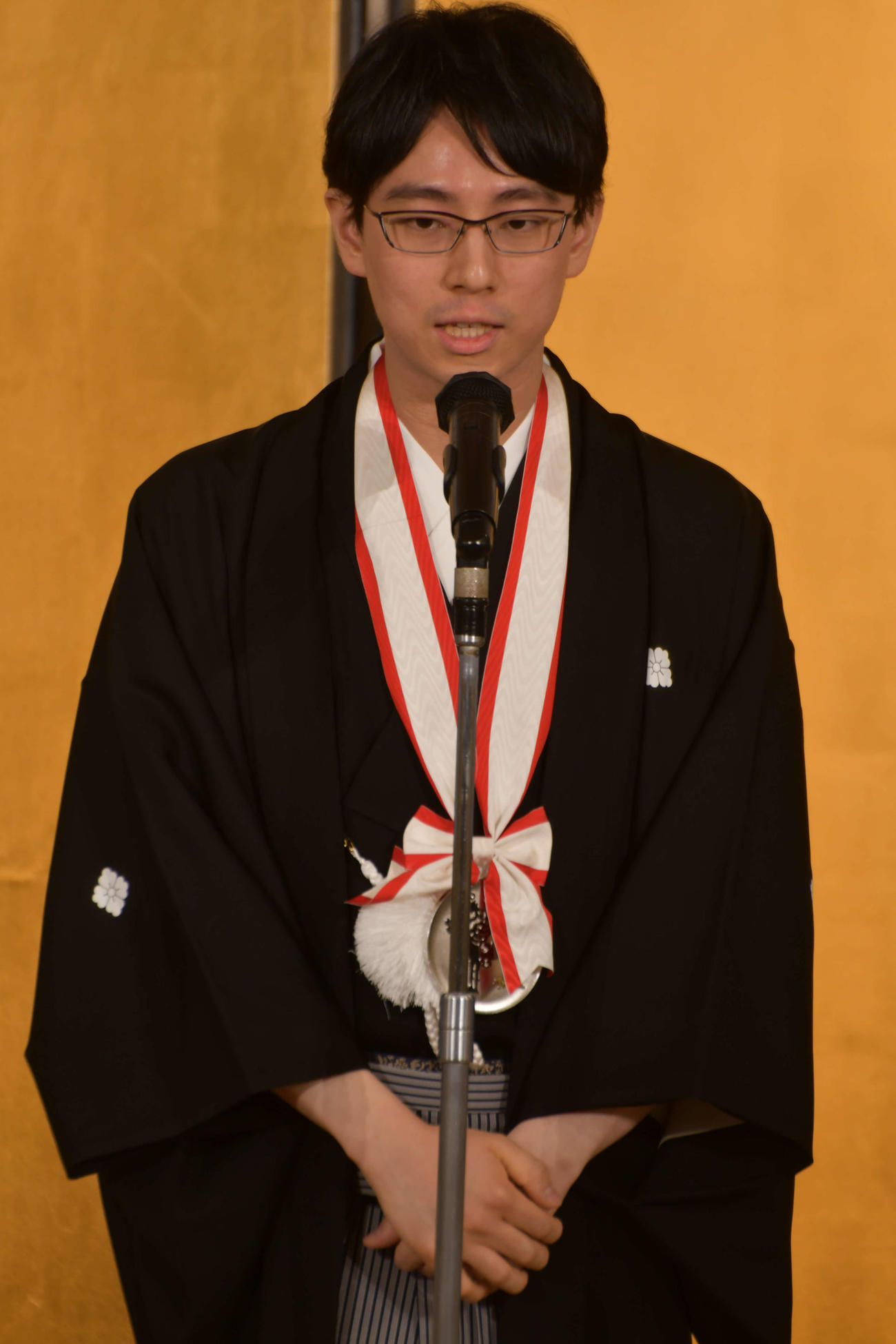 就位式で今シリーズを振り返り謝辞を述べる一力遼棋聖
