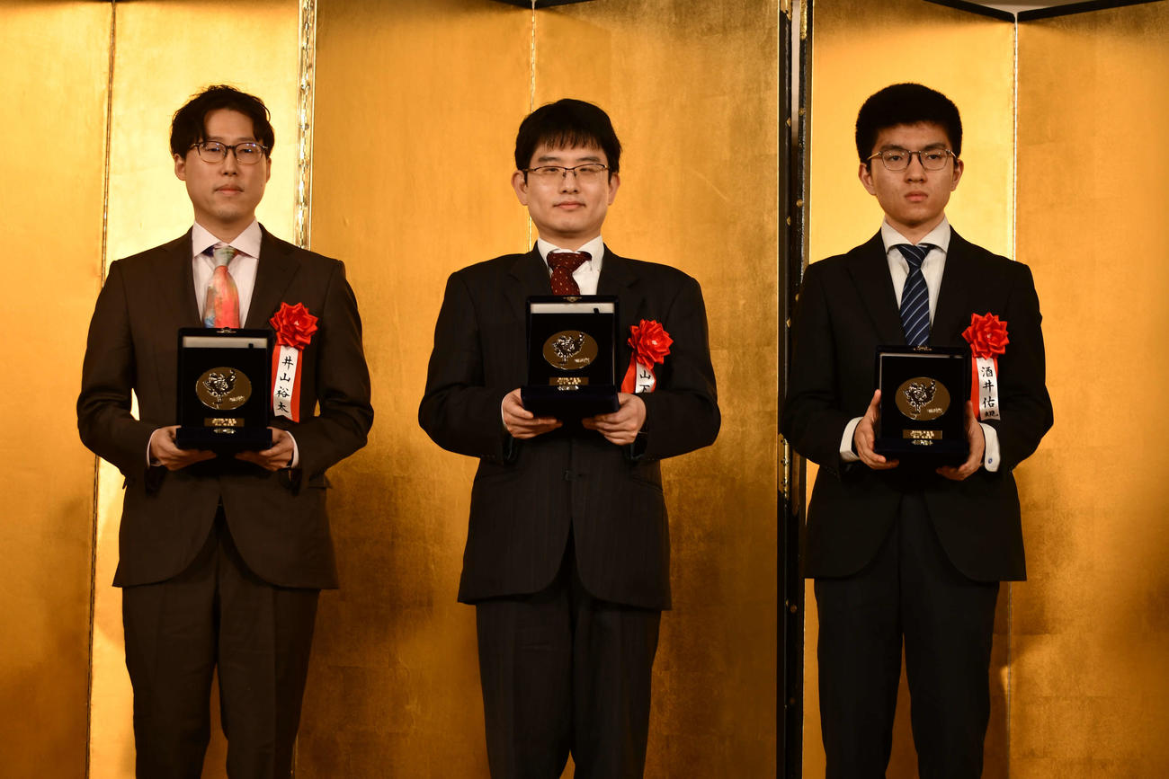 第49期棋聖就位式のリーグ優勝者表彰を受けたSリーグ優勝の井山裕太王座、Aリーグ山下敬吾九段、Cリーグ酒井佑規六段（左から）