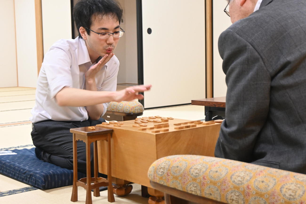 フリークラスから順位戦C級2組への昇級を決めた柵木幹太四段（撮影・松浦隆司）
