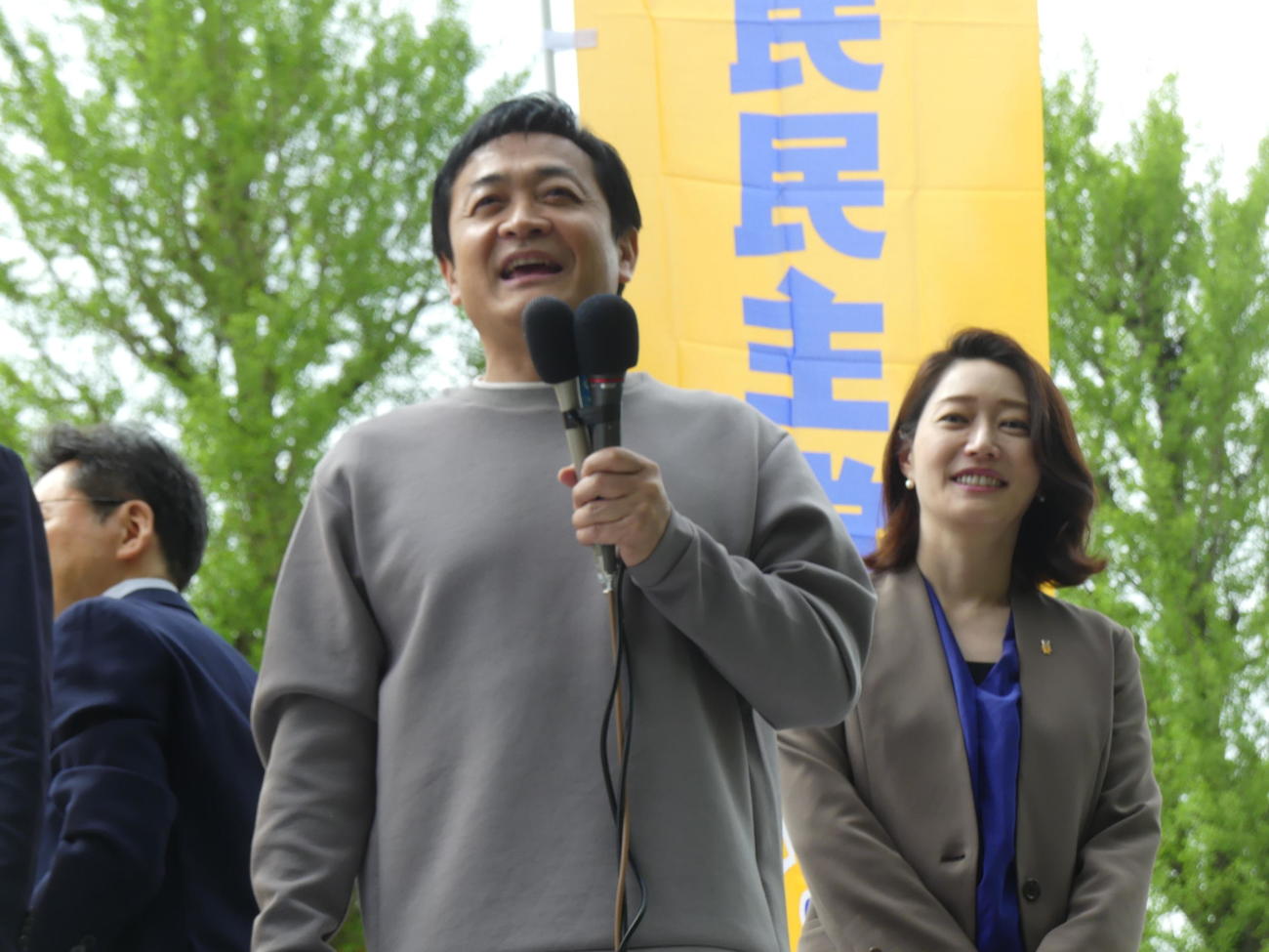国民民主党の玉木雄一郎代表（中央）らとともに街頭演説に立った元NHKアナウンサーの牛田茉友氏（撮影・中山知子）