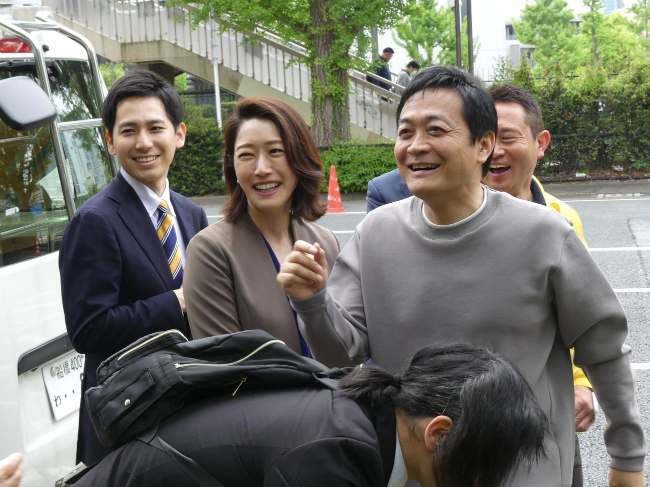国民民主党の参院選候補者として街頭演説デビューした元NHKアナウンサーの牛田茉友氏（中央）。右は玉木雄一郎代表（撮影・中山知子）