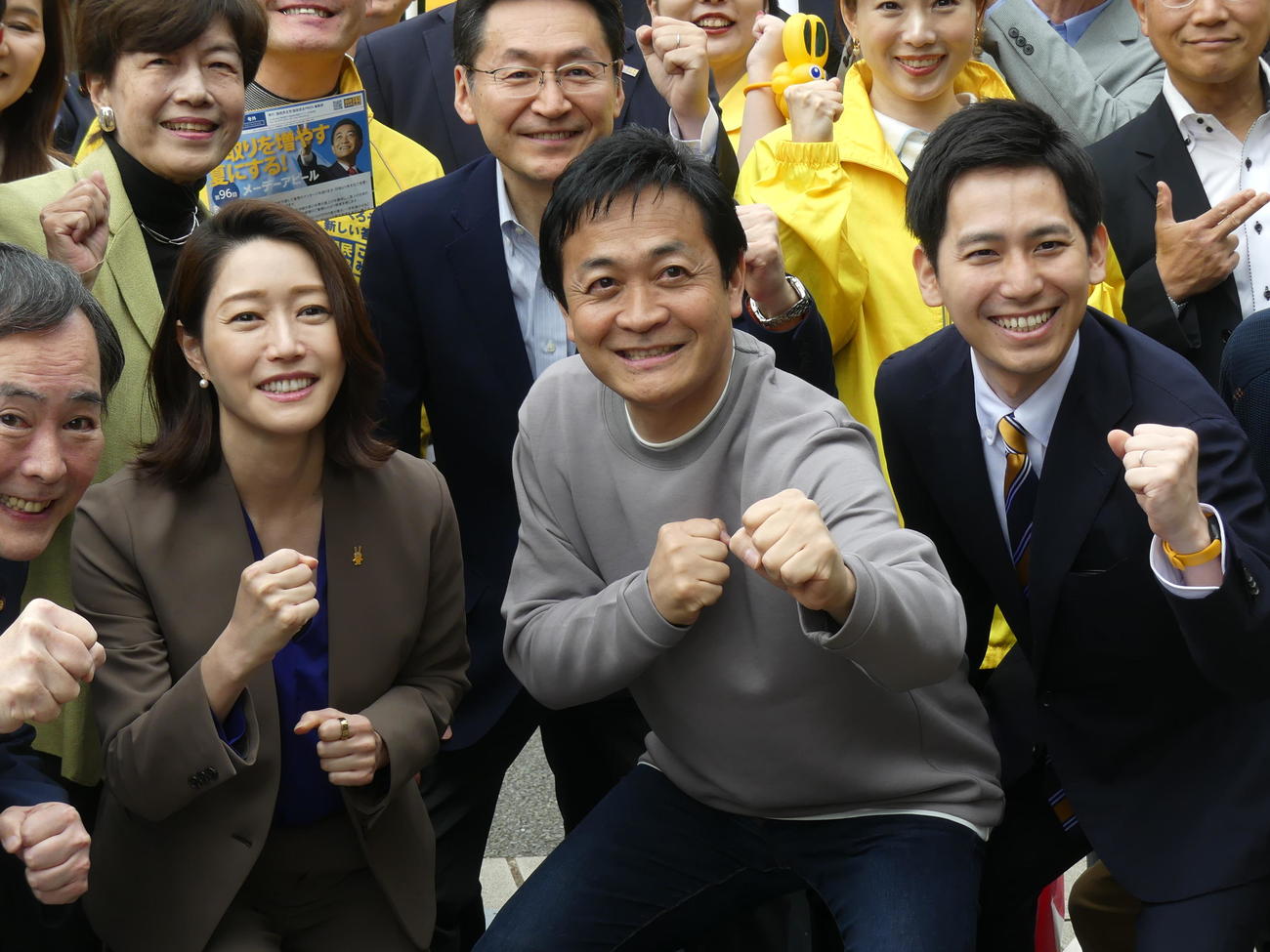 国民民主党の玉木雄一郎代表（中央）、ともに参院選東京選挙区に立候補する奥村祥大氏（右）らと写真撮影に臨む元NHKアナウンサーの牛田茉友氏（左から2人目）（撮影・中山知子）
