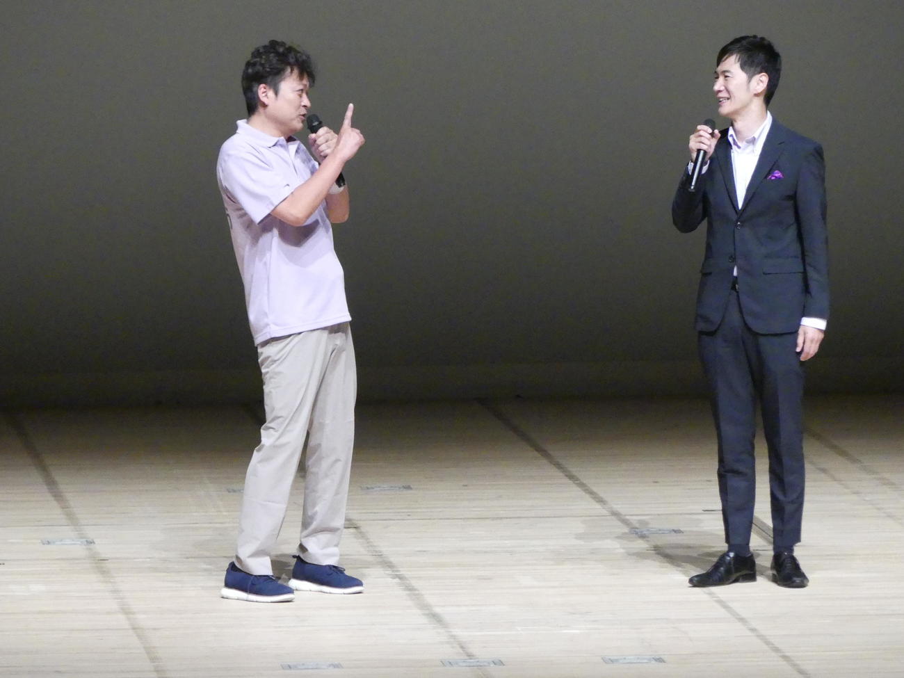 昨年7月の東京都知事選で、石丸伸二氏（右）の応援に駆けつけた彦根市の和田裕行市長（2024年7月5日撮影）