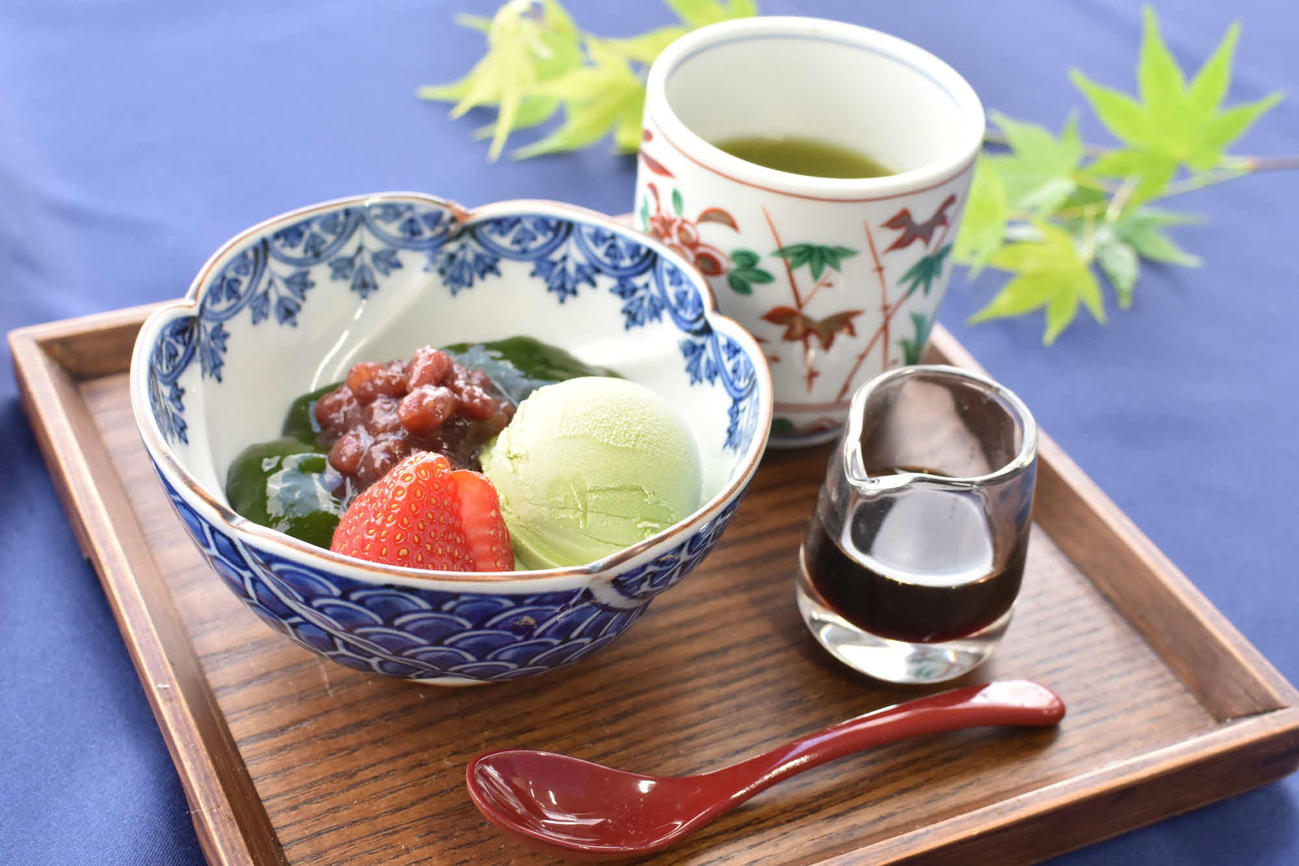 藤井聡太名人の初日午前のおやつは「抹茶葛餅（くずもち）×抹茶アイス　季節のフルーツ添え」と温かい緑茶（日本将棋連盟提供）