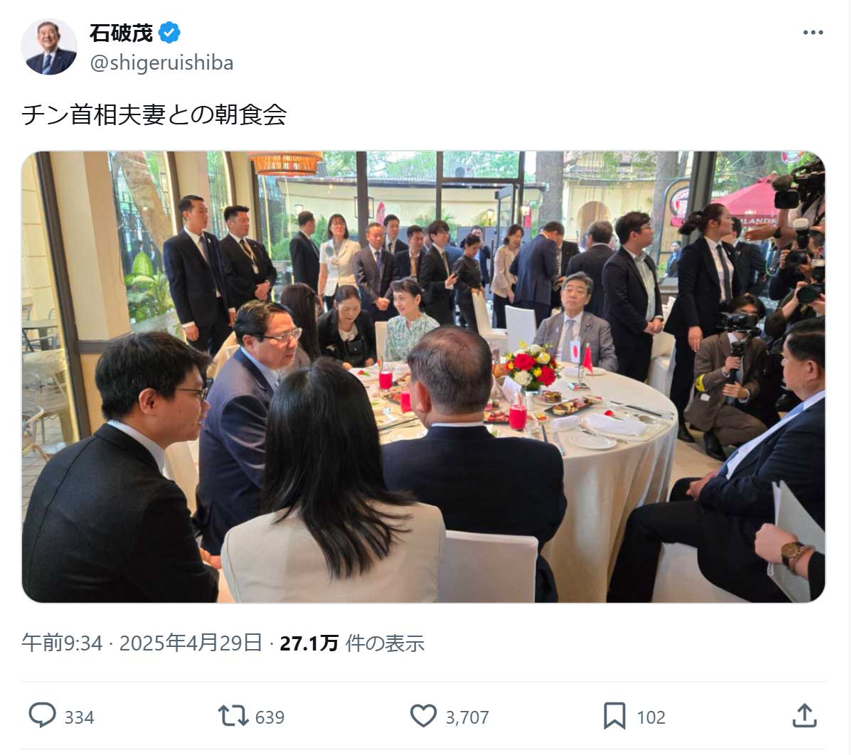 チン首相と話す石破首相は後頭部だけで正面からの表情はうかがえない構図。石破首相のXから