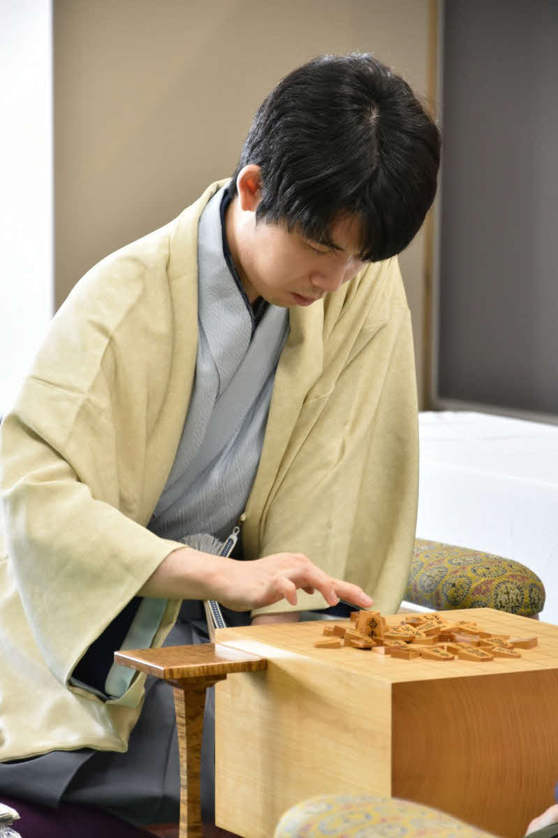 名人戦3連覇に向けて第2局で連勝を目指す藤井聡太名人（日本将棋連盟提供）