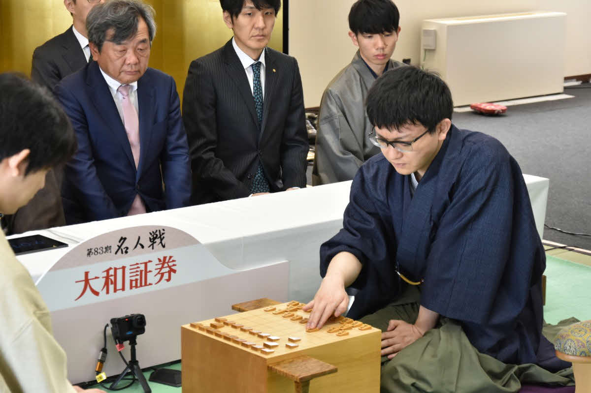 初登場の名人戦で初勝利を目指す永瀬拓矢九段（日本将棋連盟提供）