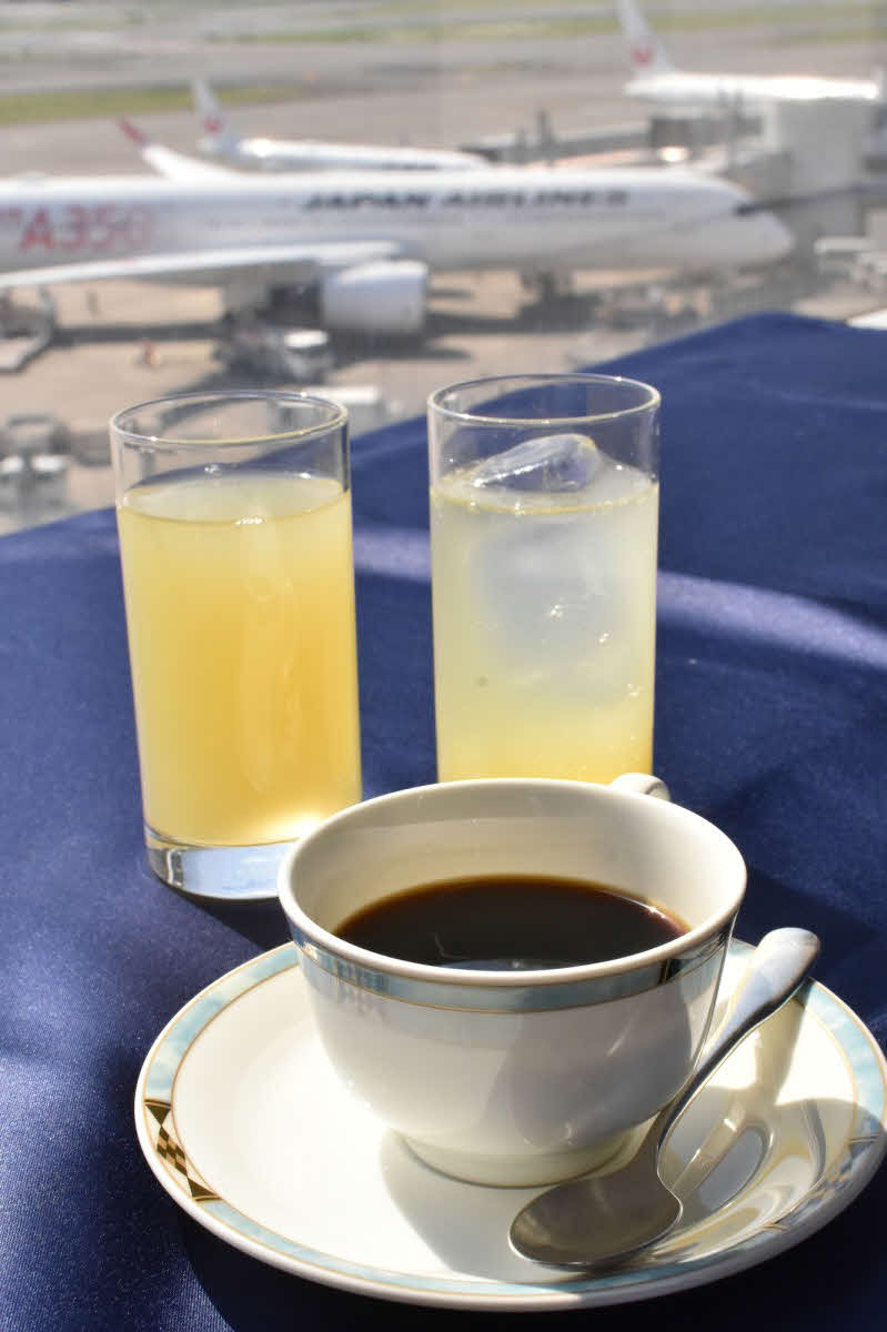永瀬拓矢九段の初日午後のおやつは「ラウンジオリジナルコーヒー」「鹿児島産河内晩柑（ばんかん）ソーダ」（日本将棋連盟提供）