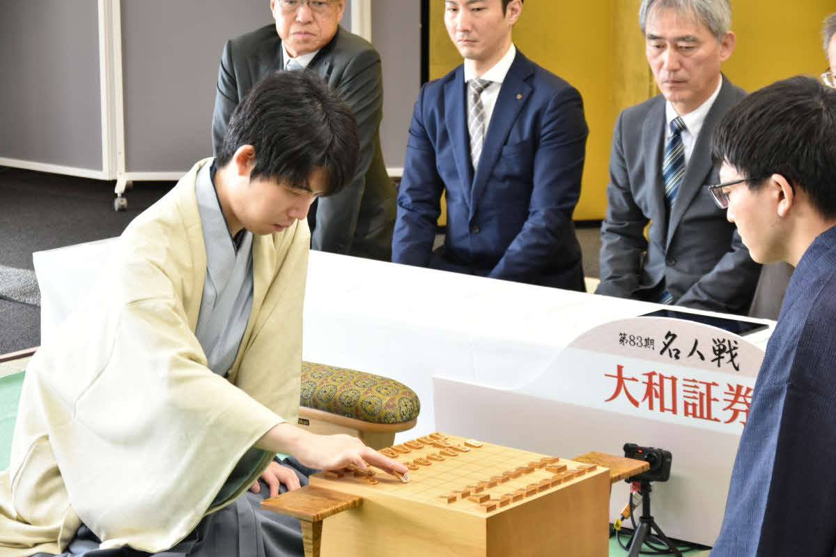 名人戦第2局は藤井聡太名人（左）の先手で対局開始（右は挑戦者の永瀬拓矢九段、日本将棋連盟提供）