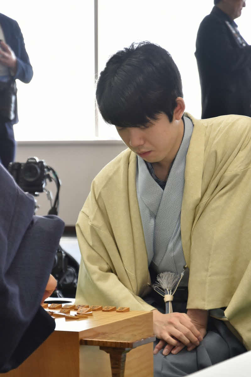 名人戦3連覇に向けて第2局で連勝を目指す藤井聡太名人（日本将棋連盟提供）