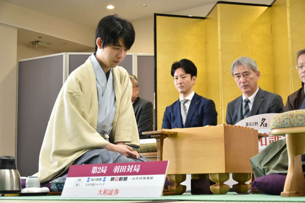 名人戦第2局の対局開始に向けて盤に集中する藤井聡太名人（日本将棋連盟提供）