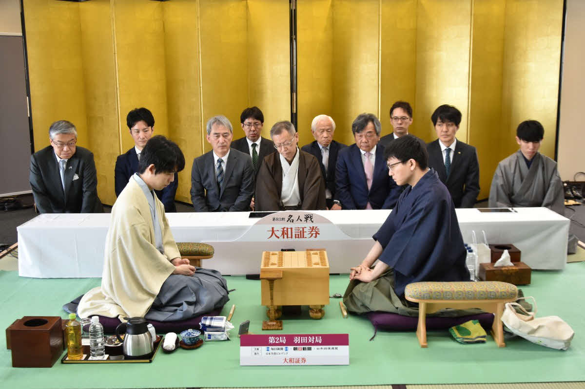 名人戦第2局は藤井聡太名人（左）の先手で対局開始（右は挑戦者の永瀬拓矢九段、日本将棋連盟提供）