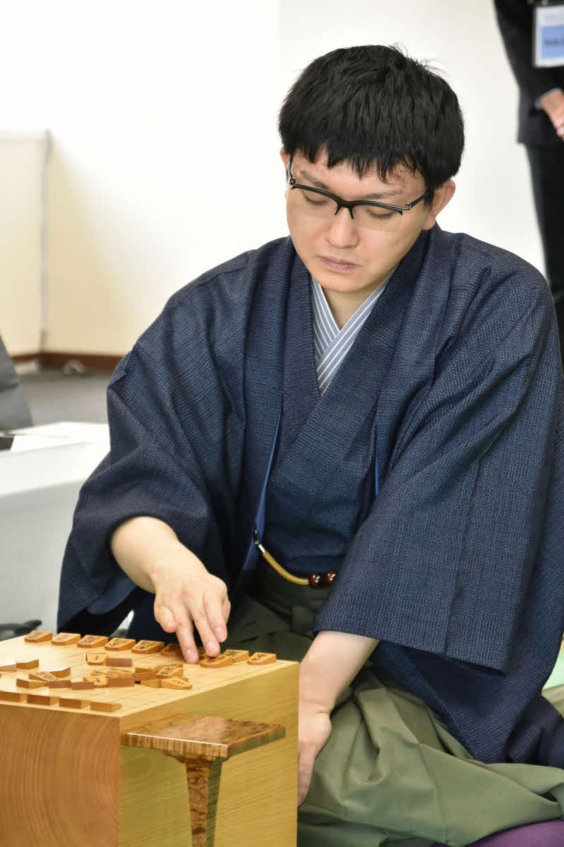初登場の名人戦で初勝利を目指す永瀬拓矢九段（日本将棋連盟提供）
