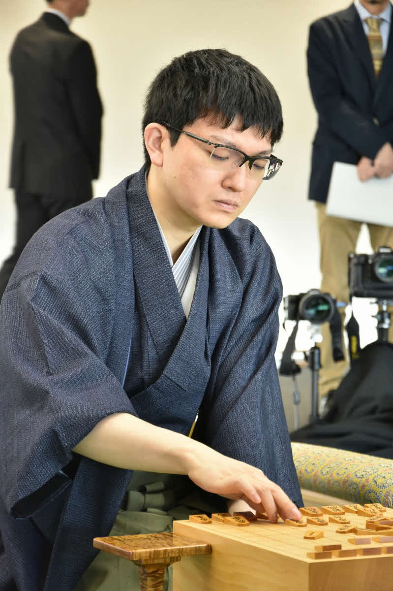 初登場の名人戦で初勝利を目指す永瀬拓矢九段（日本将棋連盟提供）