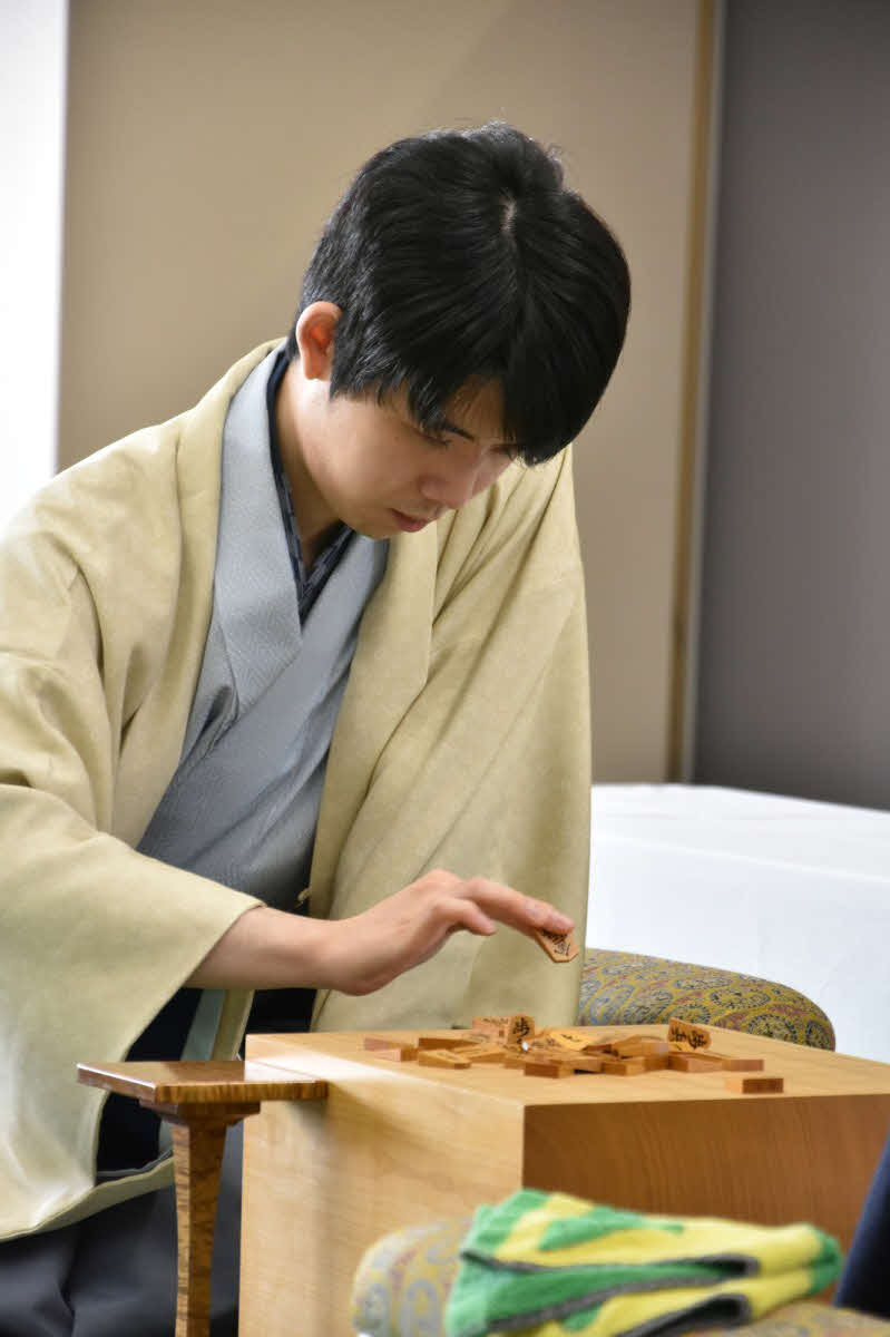 名人戦3連覇に向けて「羽田対局」で連勝を目指す藤井聡太名人（日本将棋連盟提供）