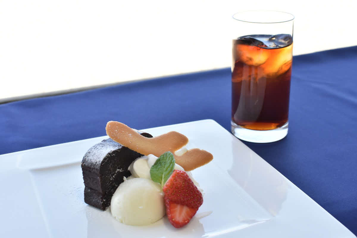 藤井聡太名人の2日目午前のおやつはガトーショコラとアイスクリーム、アイスティー（日本将棋連盟提供）