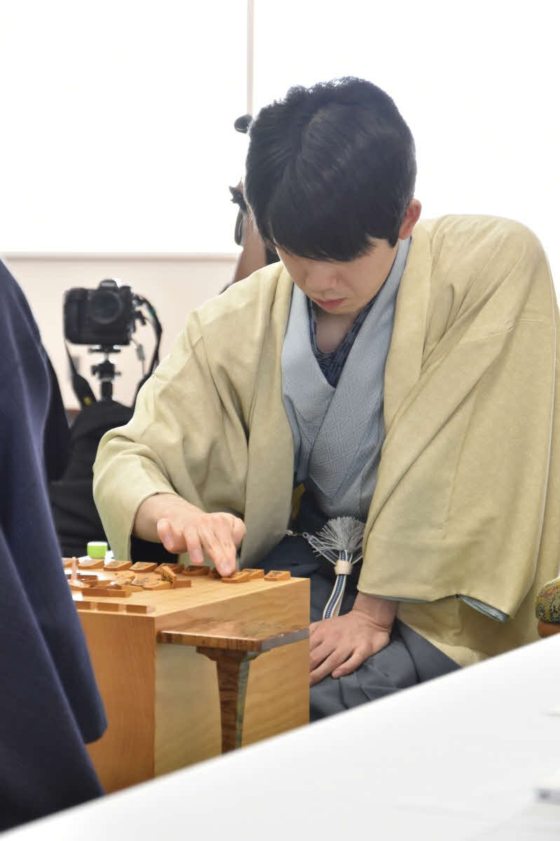 名人戦3連覇に向けて「羽田対局」で連勝を目指す藤井聡太名人（日本将棋連盟提供）