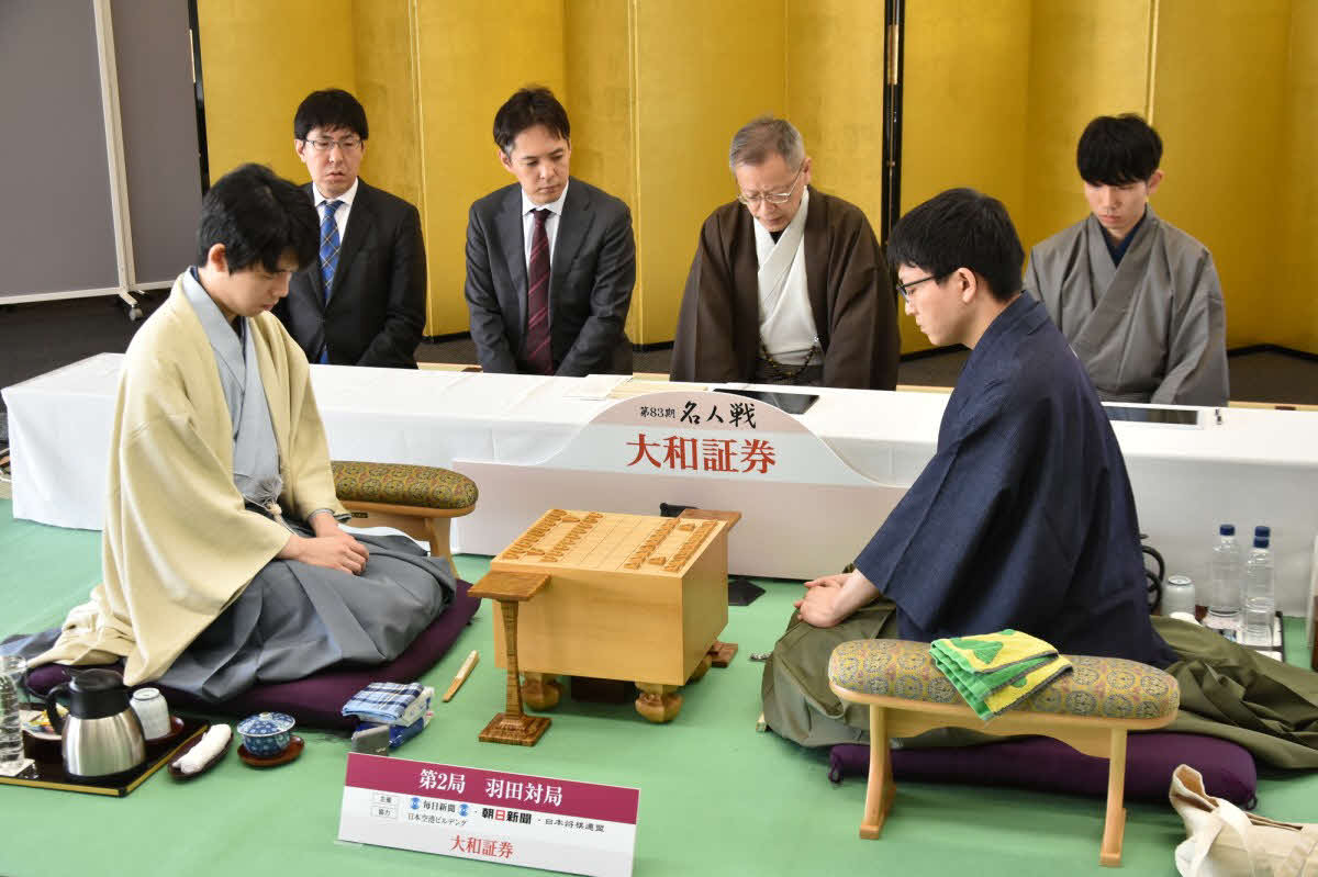 名人戦第2局2日目の再開を待つ藤井聡太名人（左）と挑戦者の永瀬拓矢九段（右、日本将棋連盟提供）