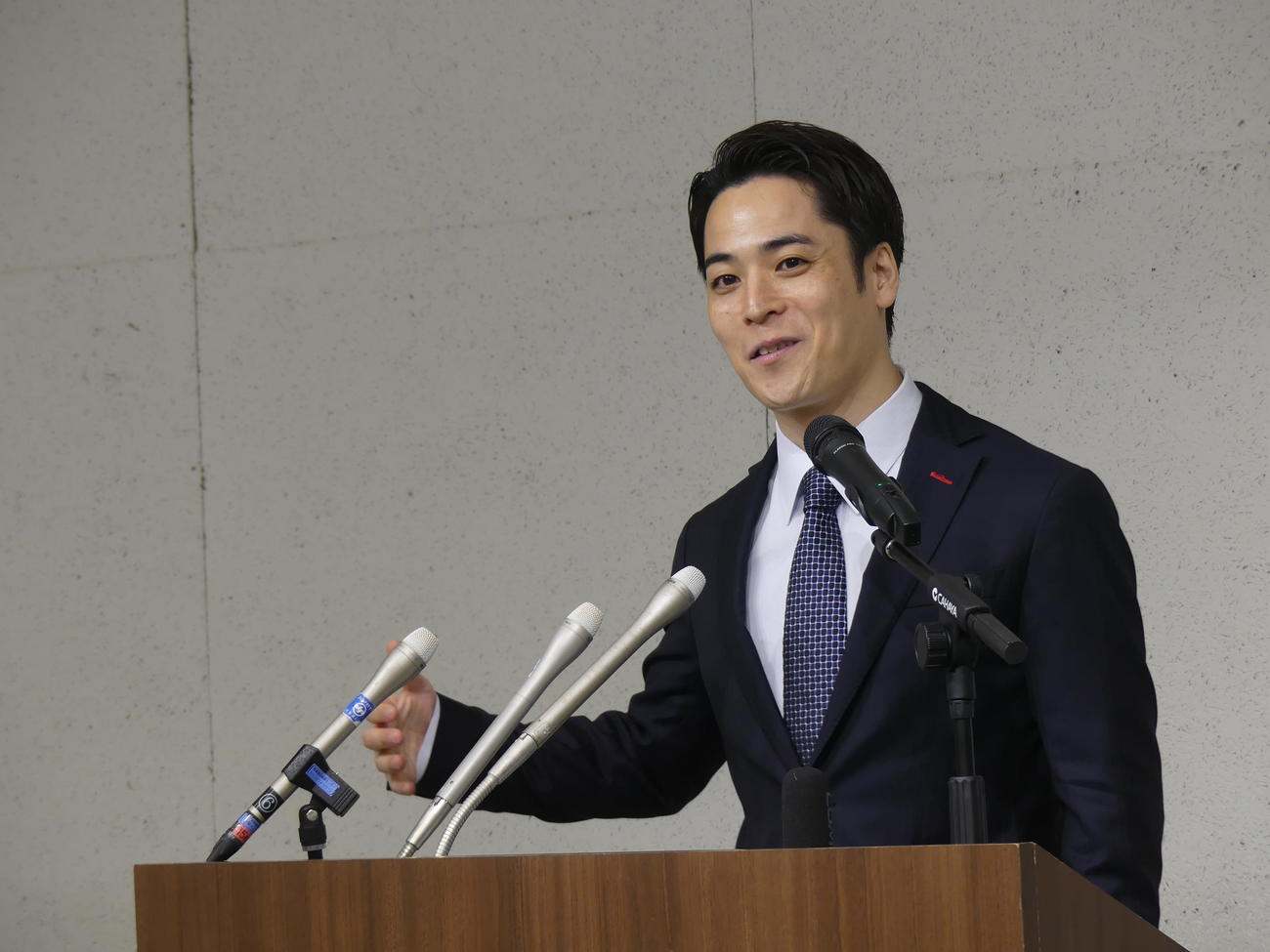 参院選への立候補表明会見に臨む中田フィッシュ氏（撮影・中山知子）