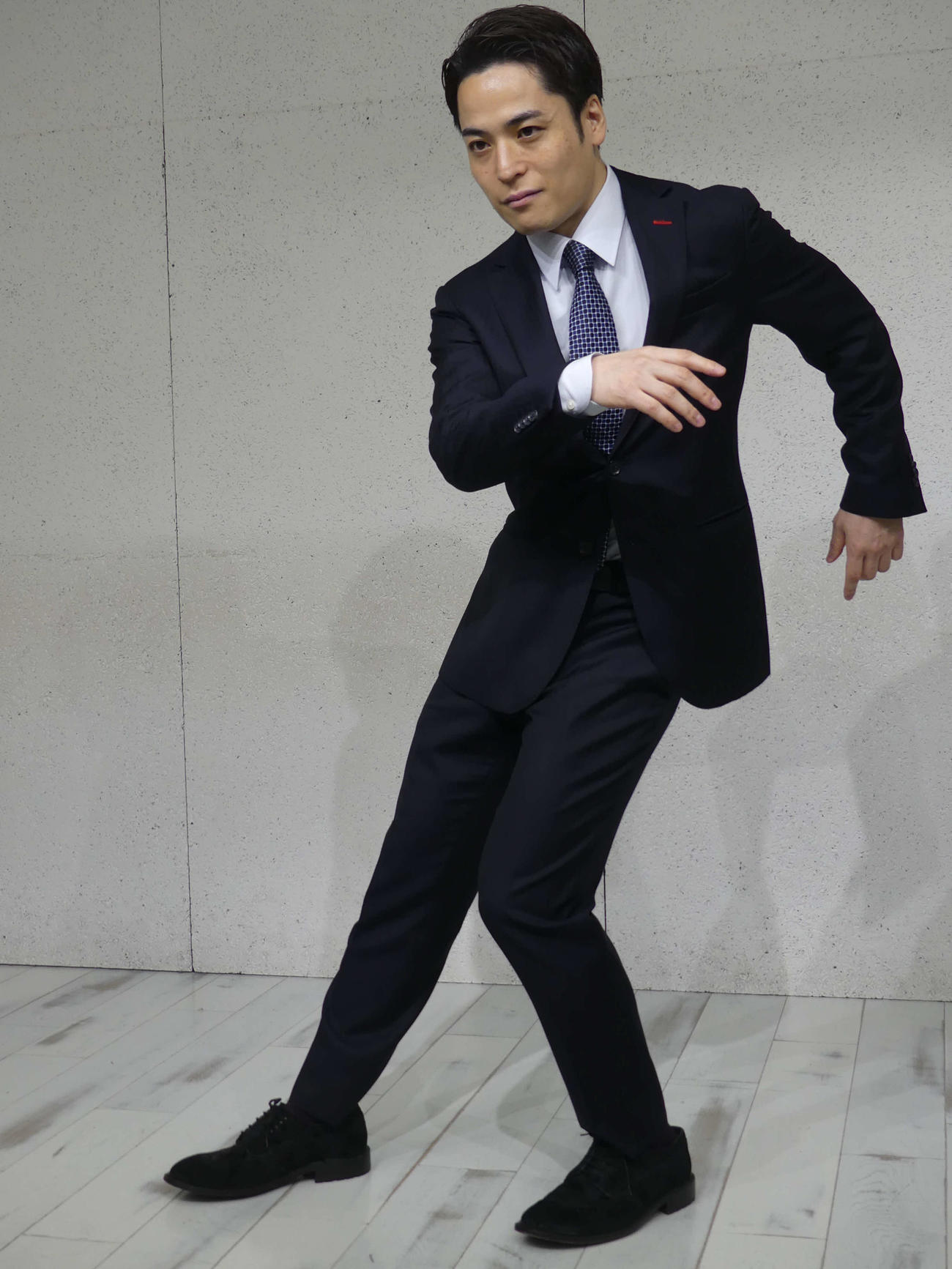 参院選出馬会見で、報道陣の求めに応じ、ポーズを決める中田フィッシュ氏（撮影・中山知子）