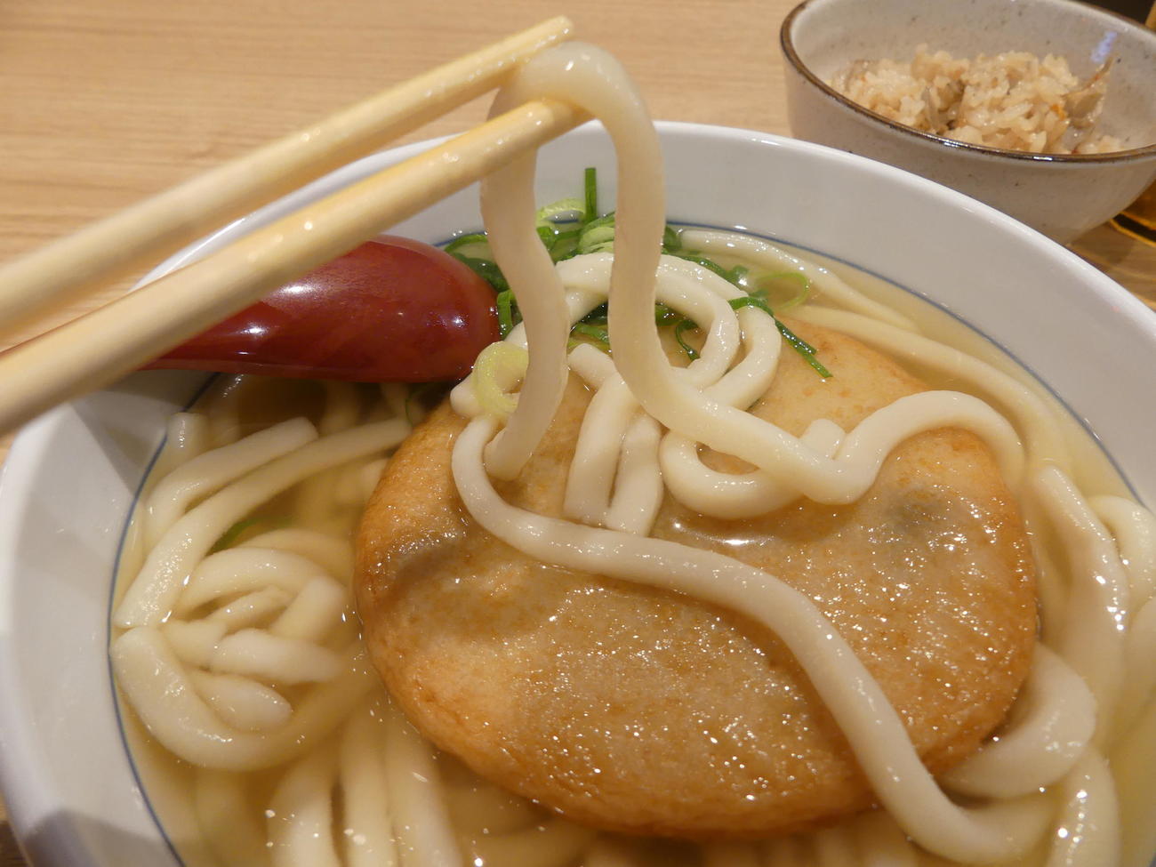 博多うどんの特徴の1つが「もちふわ」の麺だ