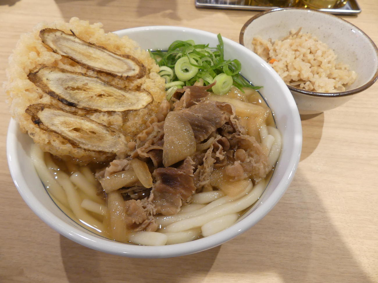 人気の「肉ごぼう天うどん」はボリューム感あるがあっさり味だ