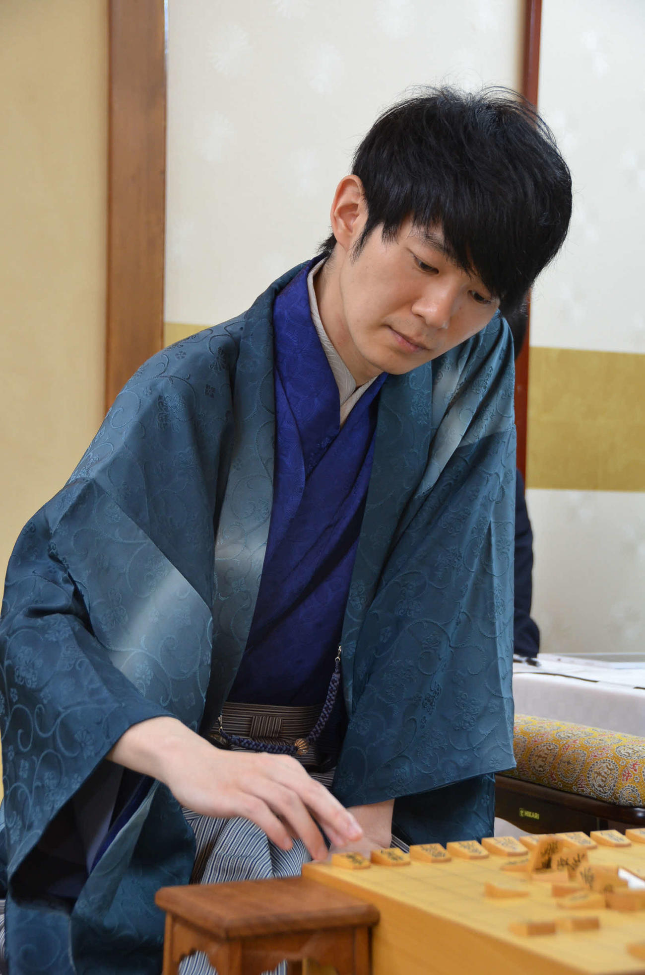 叡王戦5番勝負第3局に臨んだ斎藤慎太郎八段（日本将棋連盟提供）