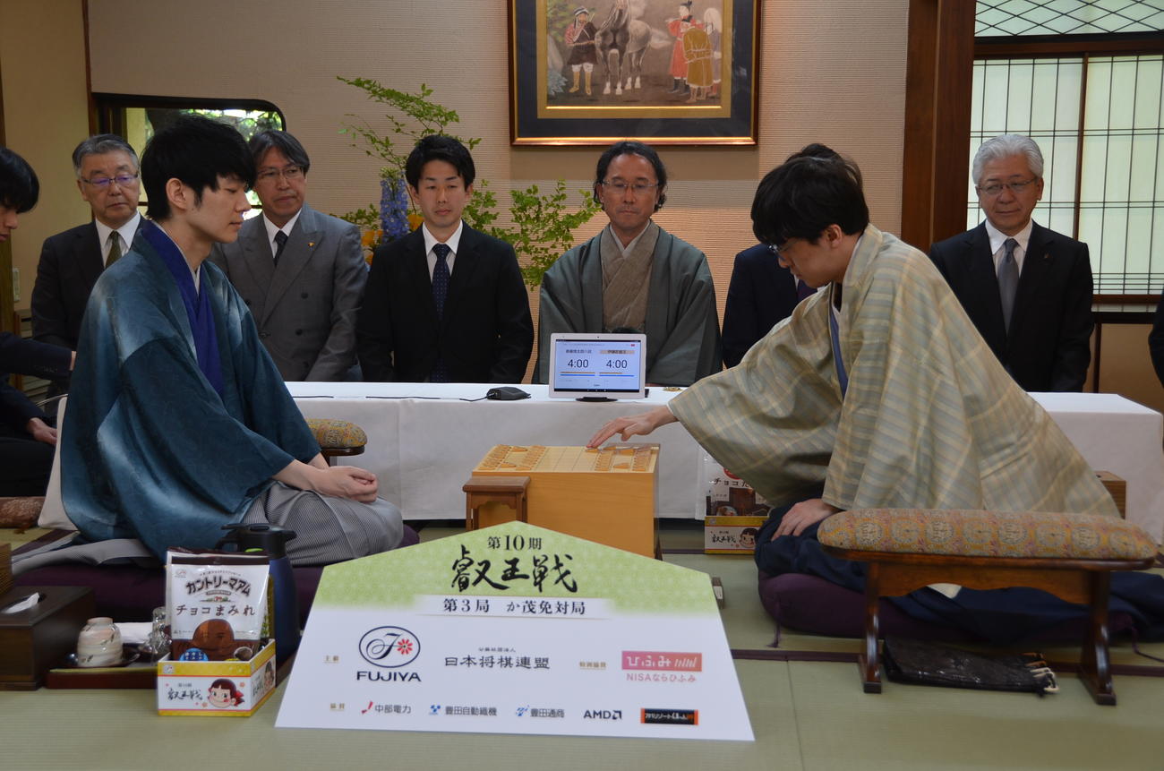叡王戦5番勝負第3局に臨んだ伊藤匠叡王（右）斎藤慎太郎八段（日本将棋連盟提供）