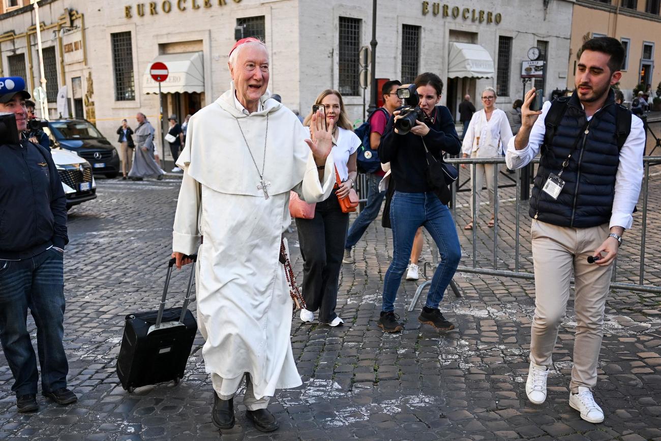 6日、次のローマ教皇を選出するコンクラーベに先立ち、イタリア・ローマを歩くティモシー・ラドクリフ枢機卿（ロイター）