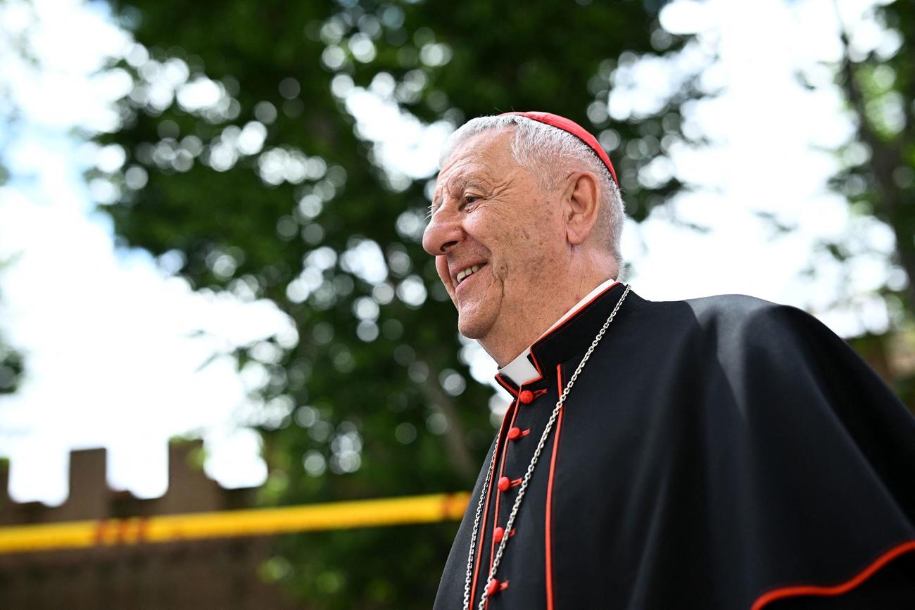 6日、次のローマ教皇を選出するコンクラーベに先立ち、歩くジュゼッペ・ヴェルサルディ枢機卿（ロイター）