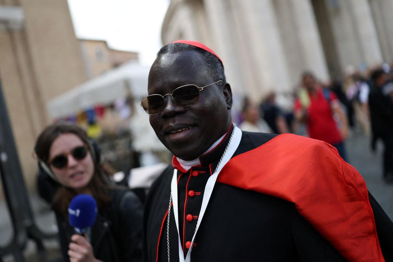 6日、次のローマ教皇を選出するコンクラーベに先立ち、メディアに対応するステファン・アメユ・マルティン・ムラ枢機卿（ロイター）