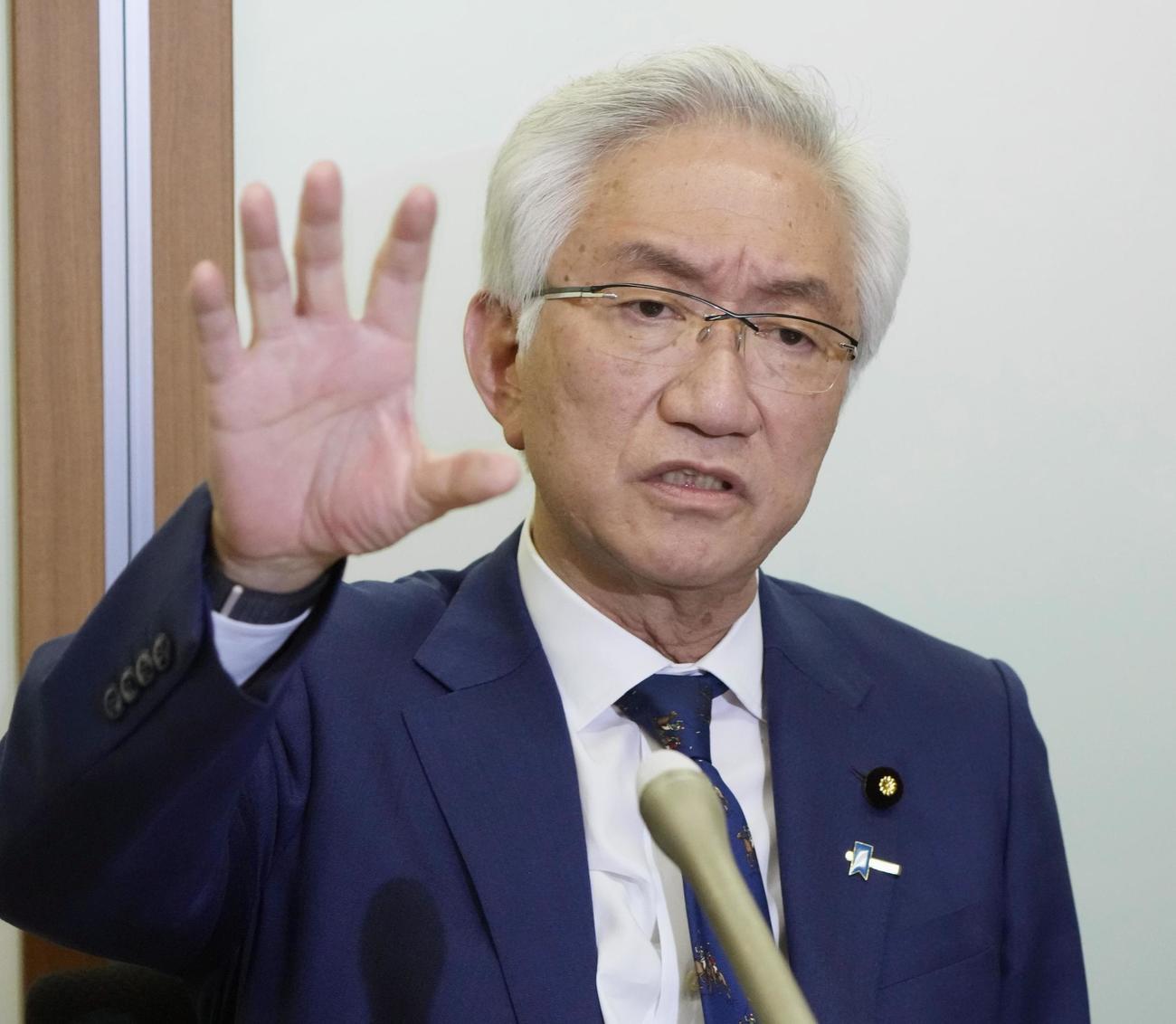 記者団の取材に応じる自民党の西田参院議員