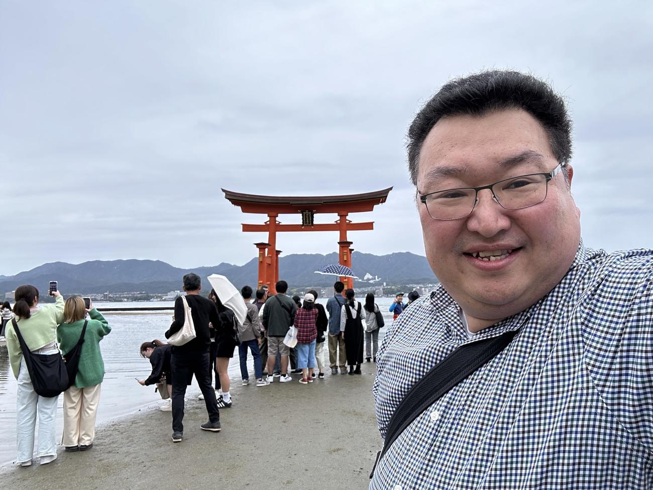 宮島を訪れた鳥海高太朗氏