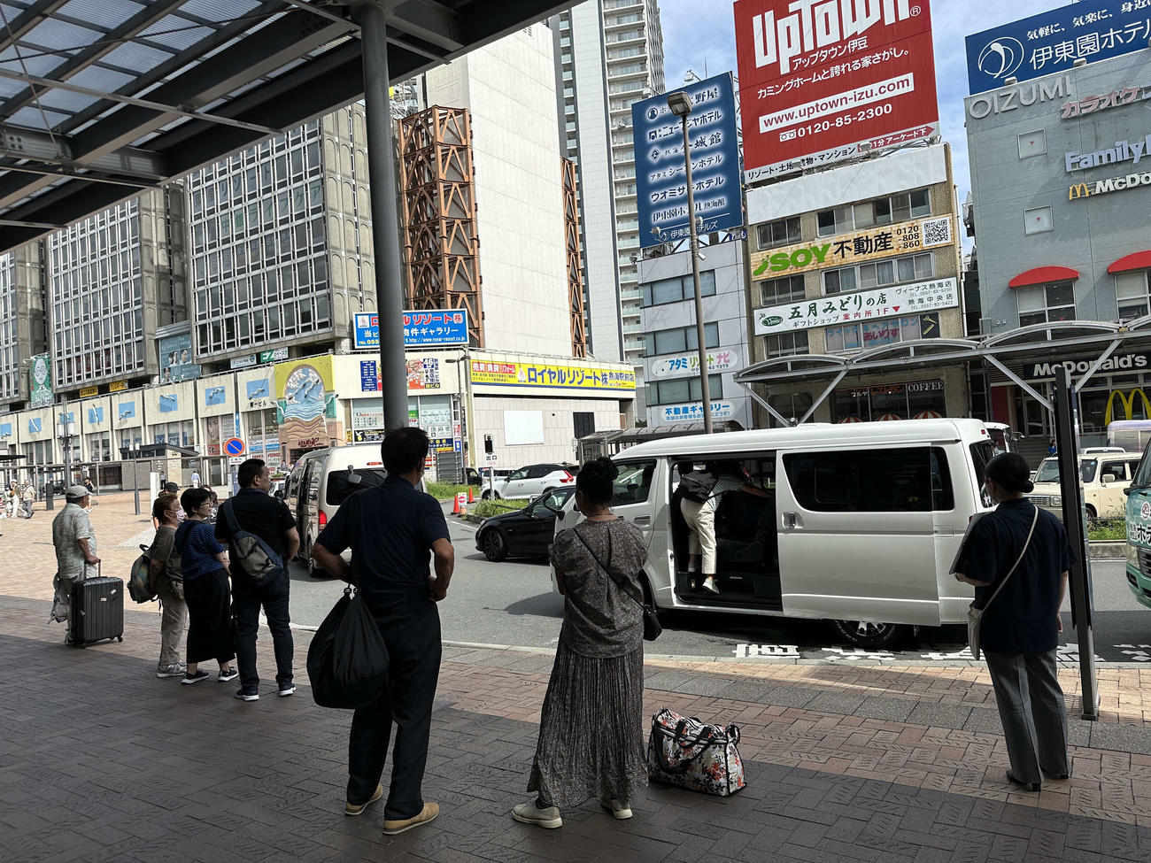 JR熱海駅前の宿泊施設の送迎車乗り場