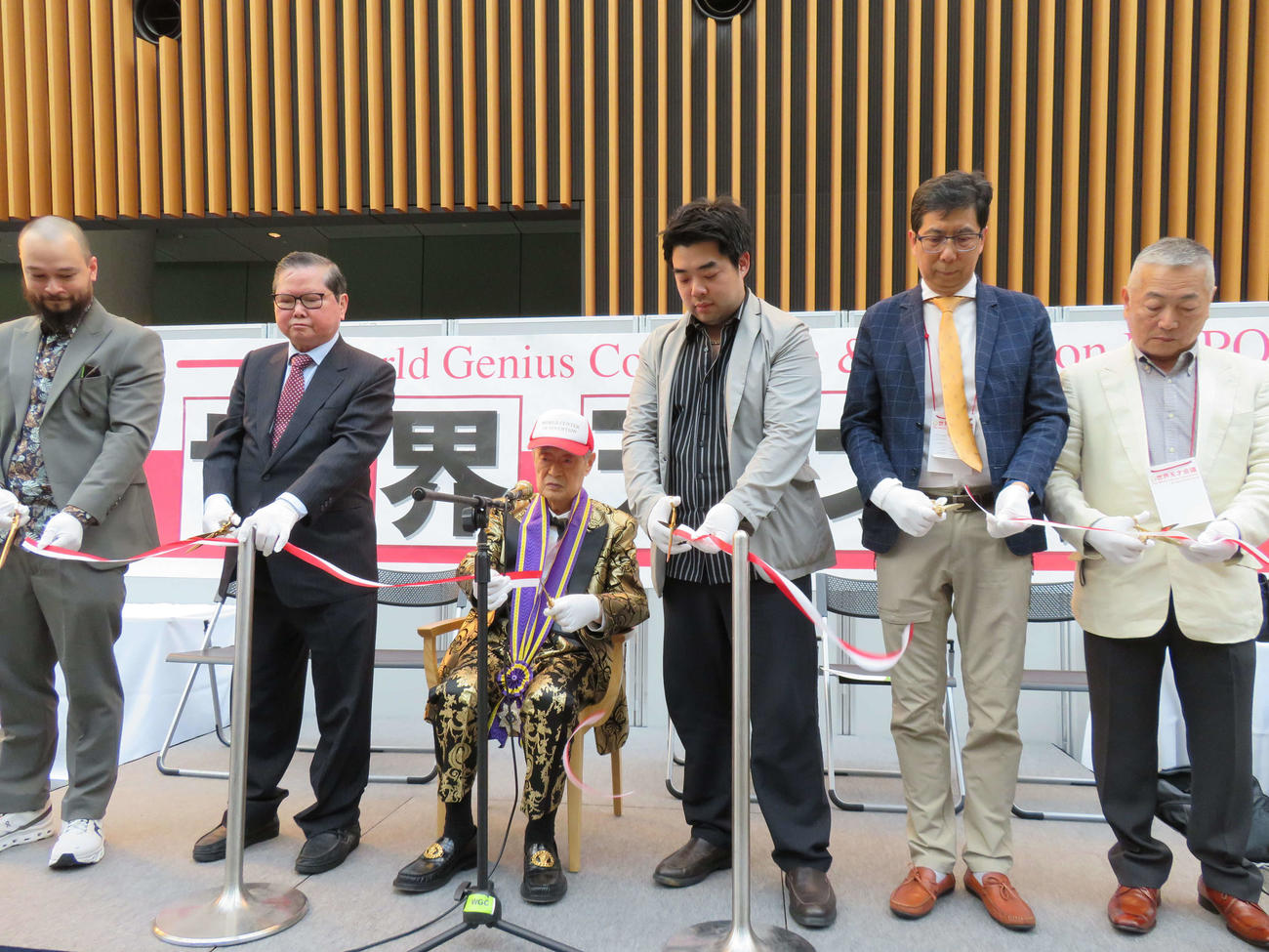 第39回目を迎えた世界天才会議開会式でテープカットするドクター・中松氏（中央）（撮影・村上幸将）