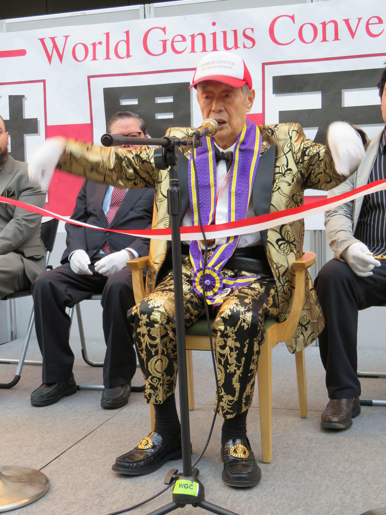 第39回目を迎えた世界天才会議開会式で「世界の発明の中心は、ここだ！」と英語で宣言するドクター・中松氏（撮影・村上幸将）