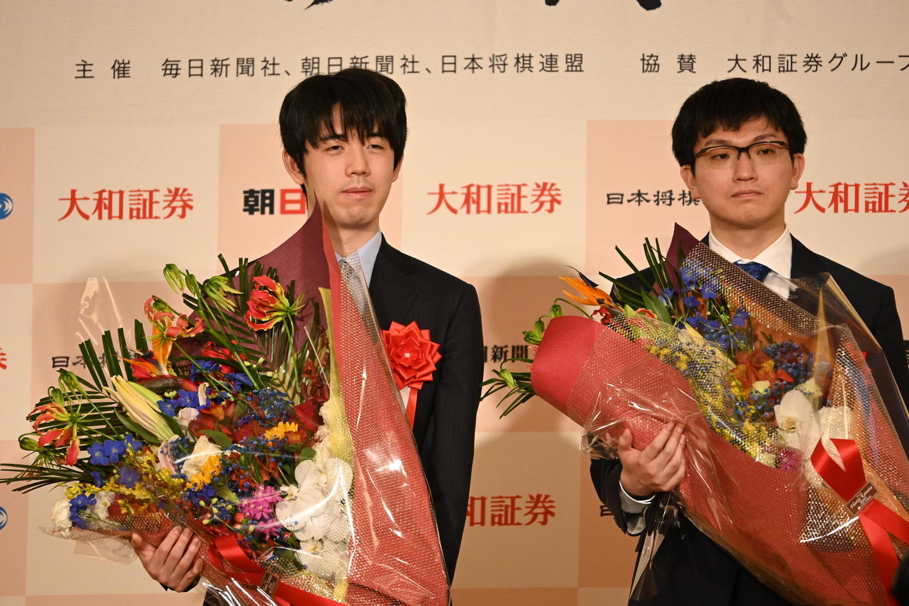 大阪府泉佐野市「ホテル日航関西空港」で行われた前夜祭に出席した藤井聡太名人（左）永瀬拓矢九段（右）（撮影・松浦隆司）